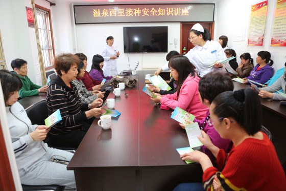 发放宣传资料_560x373.jpg