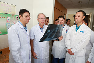 德国骨科专家到骨科病房参观访问.jpg